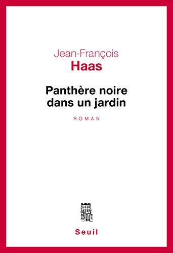 Panthère noire dans un jardin