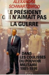 Le président qui n'aimait pas la guerre : Dans les coulisses du pouvoir militaire, 1981-1995