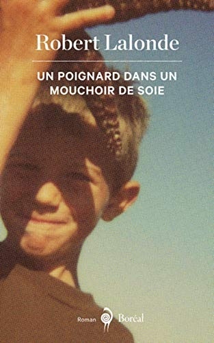 Un poignard dans un mouchoir de soie