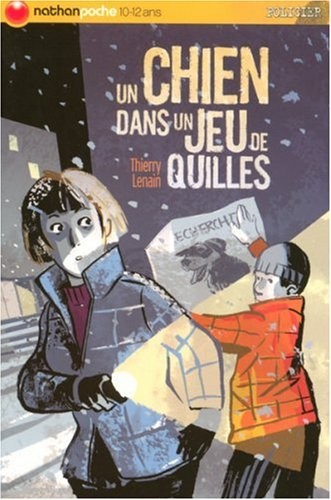 UN CHIEN DANS UN JEU DE QUILLE