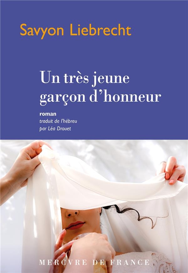 Un très jeune garçon d'honneur