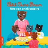 Petit ours brun fête son anniversaire