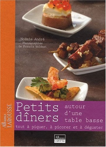 Petits Diners Autour d'une Table Basse
