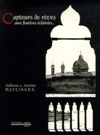 Capteurs de rêves aux fenêtres éclairées.