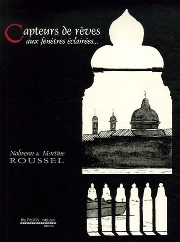 Capteurs de rêves aux fenêtres éclairées.