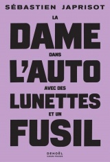 La dame dans l'auto avec des lunettes et un fusil