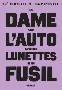 La dame dans l'auto avec des lunettes et un fusil