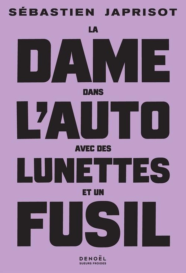 La dame dans l'auto avec des lunettes et un fusil