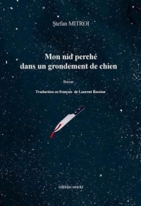 Mon nid perché dans un grondement de chien