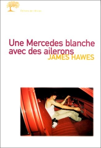 Une Mercedes blanche avec des ailerons