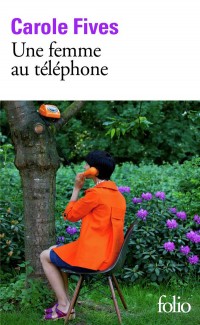 Une femme au téléphone