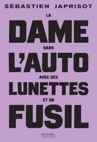 La dame dans l'auto avec des lunettes et un fusil