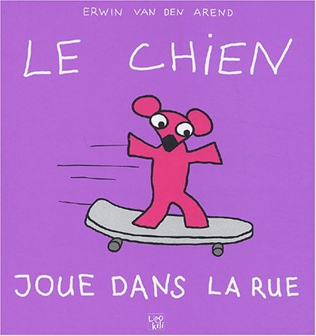 Le chien joue dans la rue