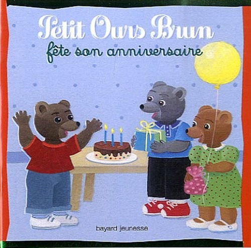 PETIT OURS BRUN FÊTE SON ANNIVERSAIRE