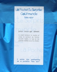 La Pochette Surprise Gourmande Bleu azur : Pour ceux qui aiment le soleil brûlant, le risotto al onda, le Jambon de Parme, l'accent italien, le Sud et les grandes tablées sous les oliviers