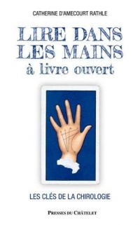 Lire dans les mains à livre ouvert