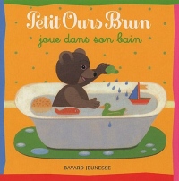 Petit Ours Brun joue dans son bain