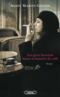 Les gens heureux lisent et boivent du café