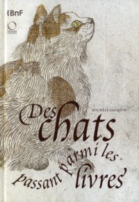 Des chats passant parmi les livres