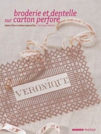 Broderie et dentelle sur carton perforé