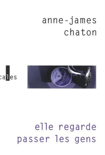 Elle regarde passer les gens