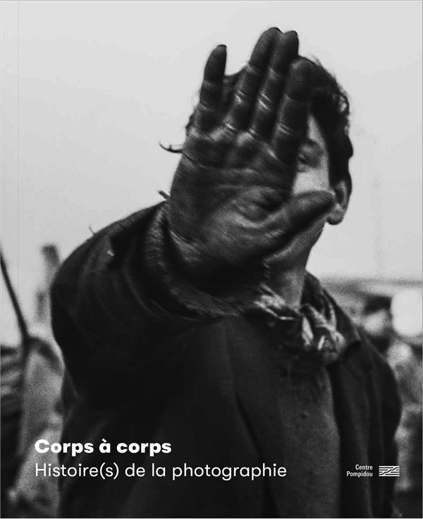 Corps a corps / catalogue de l'exposition: UNE HISTOIRE DU CORPS PHOTOGRAPHIE XXE XXIE SIECLE