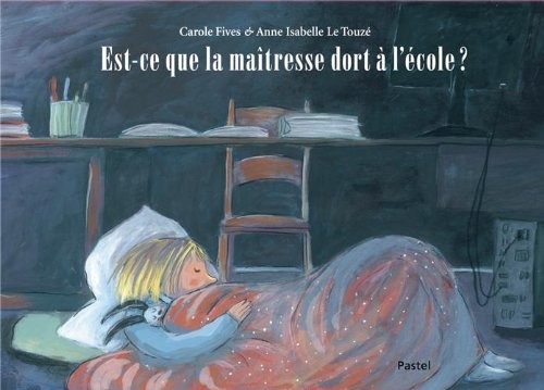Est-ce que la maîtresse dort à l'école ?