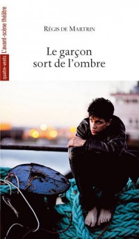 Le garçon sort de l'ombre