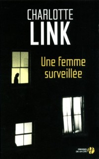 Une femme surveillée