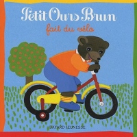 Petit Ours Brun fait du vélo