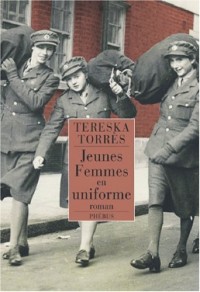 Jeunes femmes en uniforme