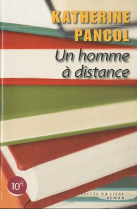 Un homme à distance