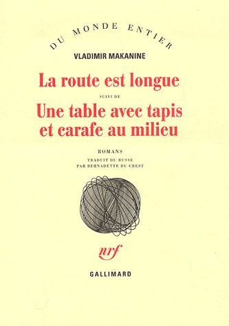 La Route est longue / Une table avec tapis et carafe au milieu