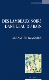 Des lambeaux noirs dans l'eau du bain