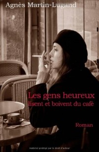 Les gens heureux lisent et boivent du café